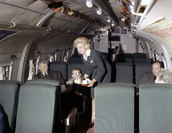 852338 Afbeelding van een stewardess die de drankjes serveert in het Viking vliegtuig van Channel Airways dat dienst te ...